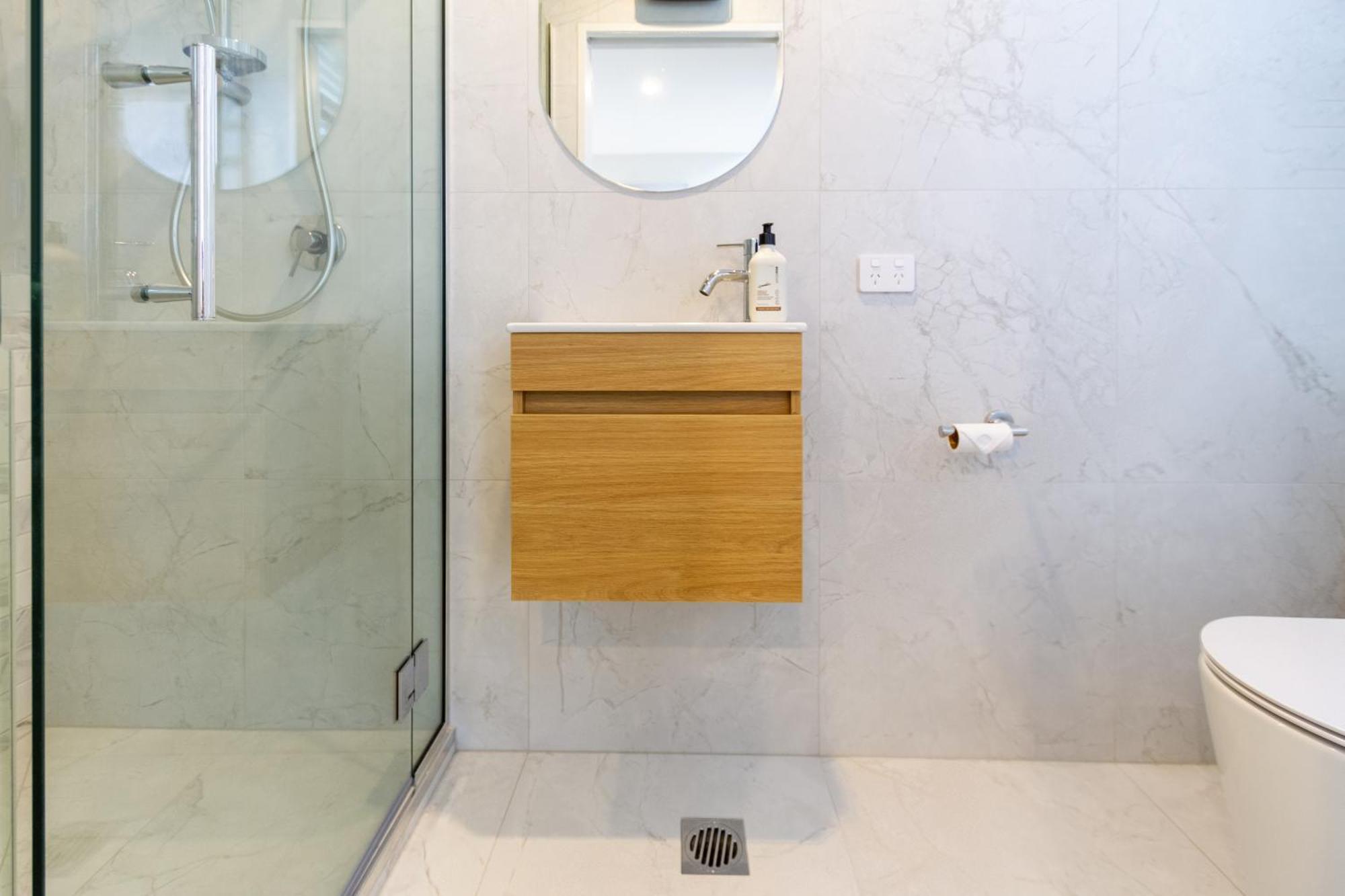 Modern 2 Bed 2 Bath Opposite Hagley Park Apartment ไครสต์เชิร์ช ภายนอก รูปภาพ
