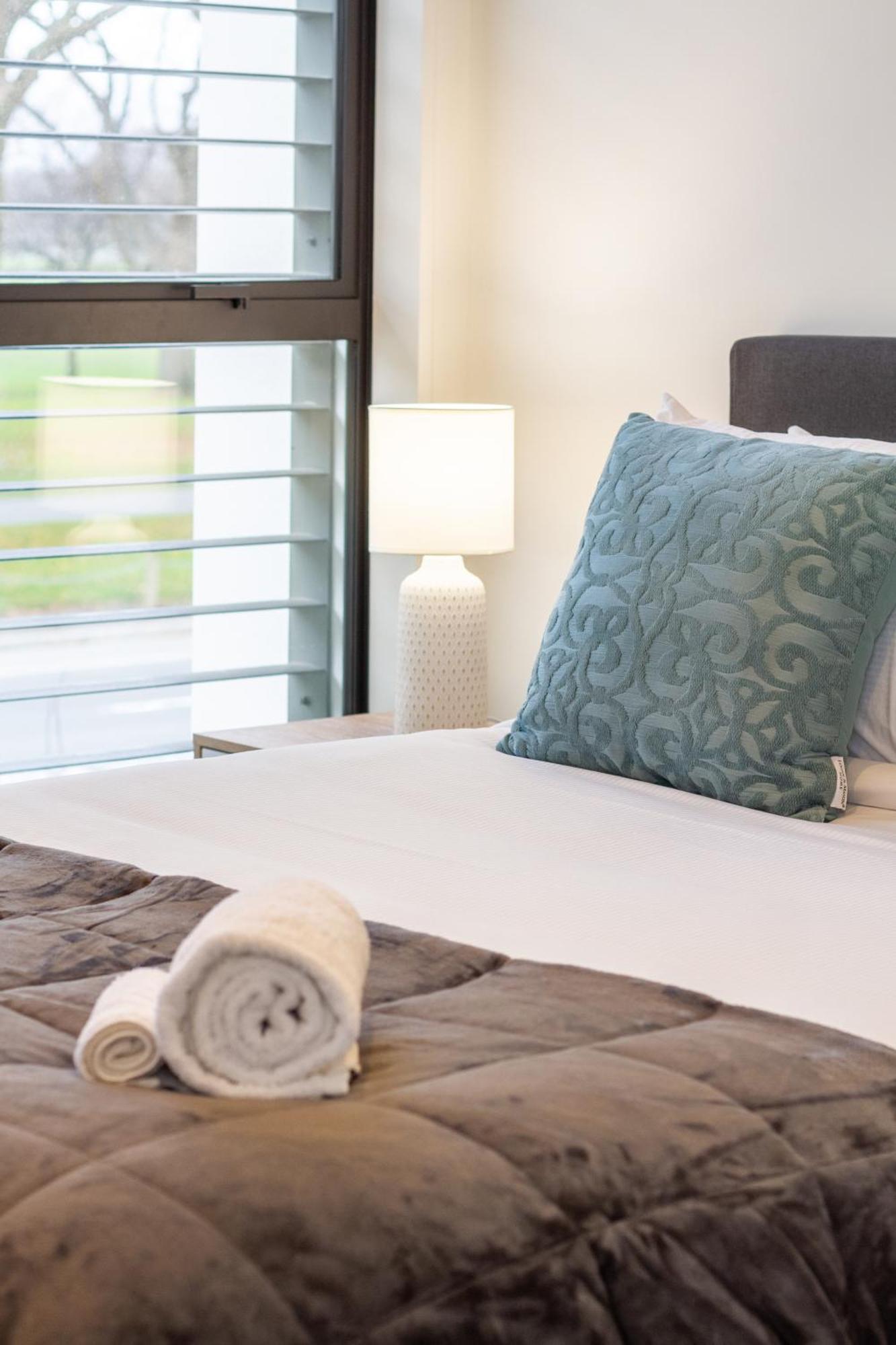 Modern 2 Bed 2 Bath Opposite Hagley Park Apartment ไครสต์เชิร์ช ภายนอก รูปภาพ