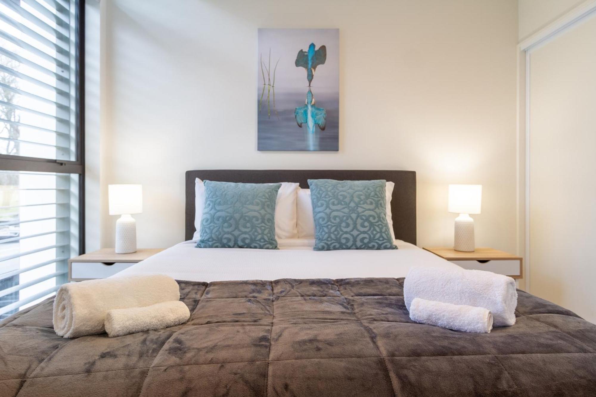 Modern 2 Bed 2 Bath Opposite Hagley Park Apartment ไครสต์เชิร์ช ภายนอก รูปภาพ