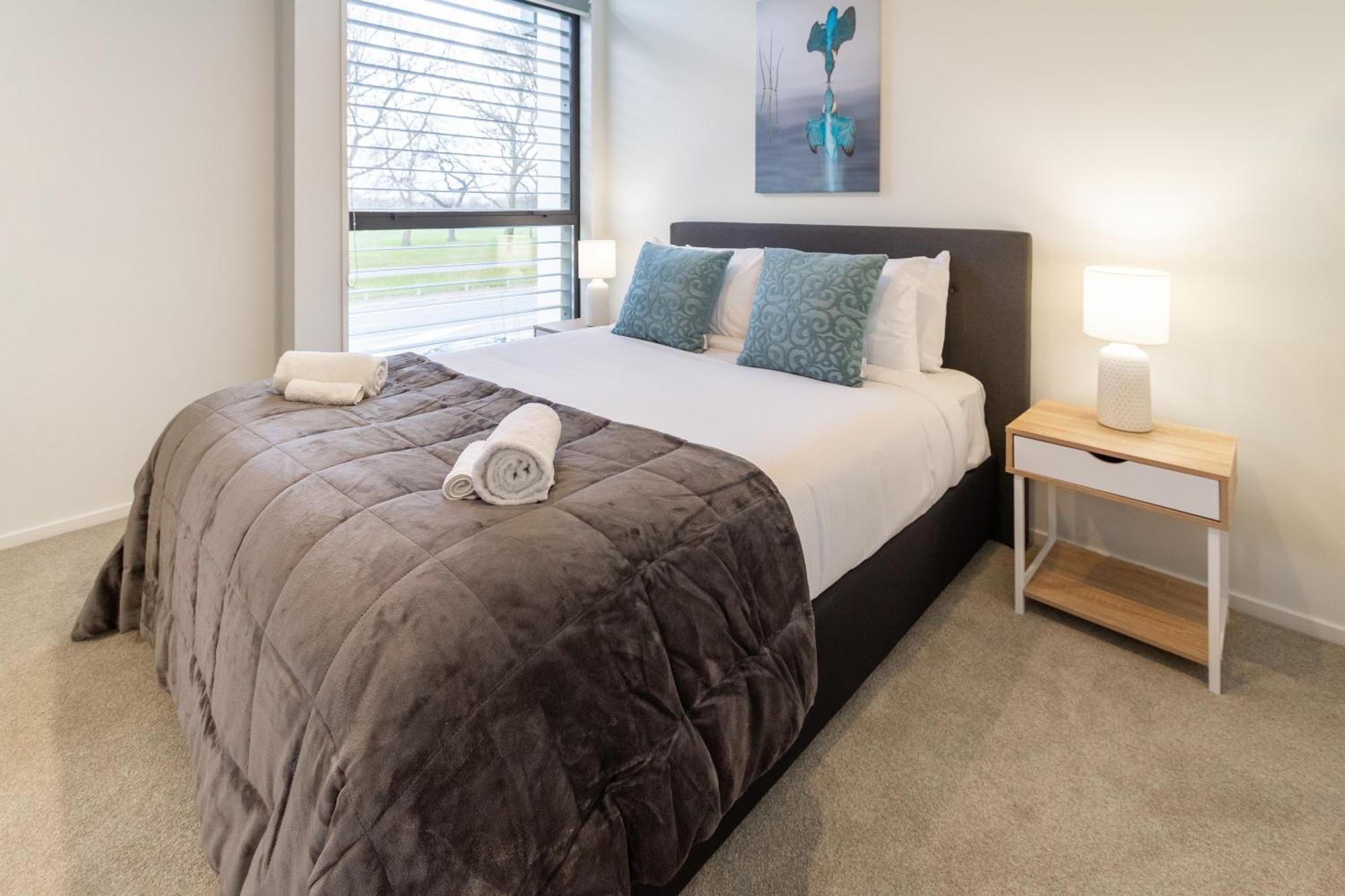 Modern 2 Bed 2 Bath Opposite Hagley Park Apartment ไครสต์เชิร์ช ภายนอก รูปภาพ