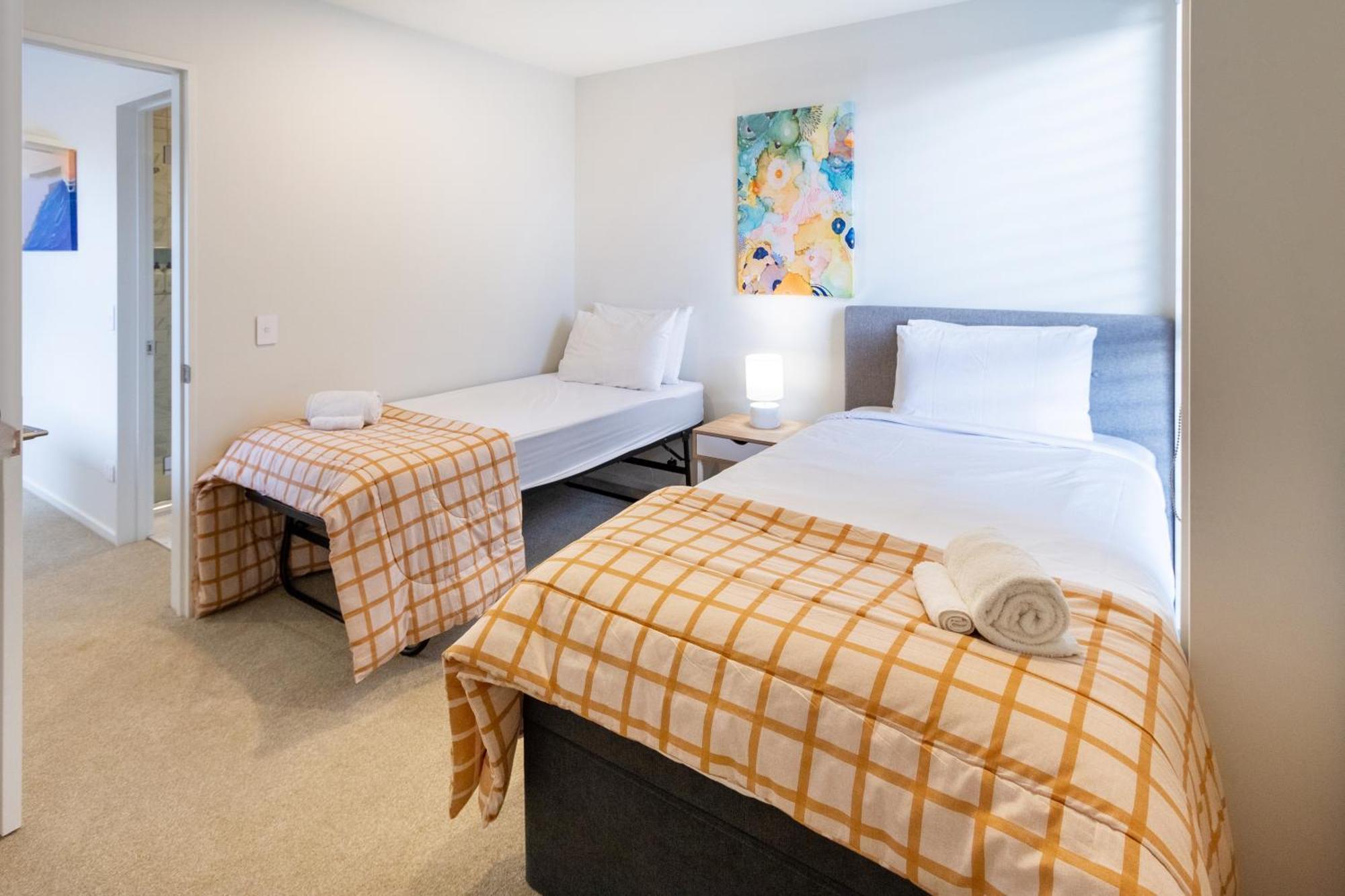 Modern 2 Bed 2 Bath Opposite Hagley Park Apartment ไครสต์เชิร์ช ภายนอก รูปภาพ